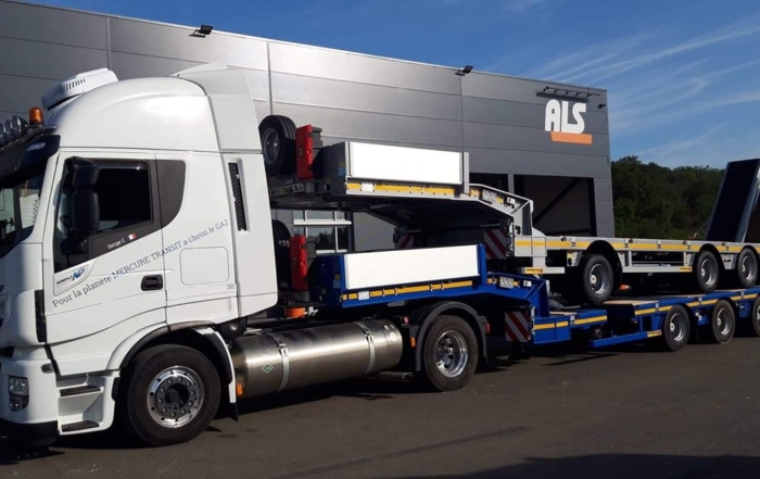 Ensemble de porte-engins dont le porteur en 5 lignes d'essieux pour un poids total de plus de 30 tonnes ! Départ Luxembourg pour Mâcon.