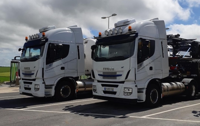 Sur un parking en Normandie entre Le Havre et Paris. Départ des châssis porte-conteneurs pour la Martinique et retour de la citerne d'Angleterre.